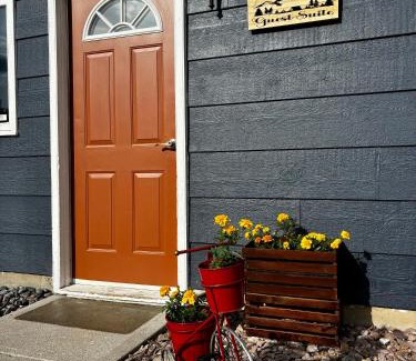 Golden Apartment | Amazing Views, Northern Lights, Stargazing Entire Guest Suite in Golden, BC Canada