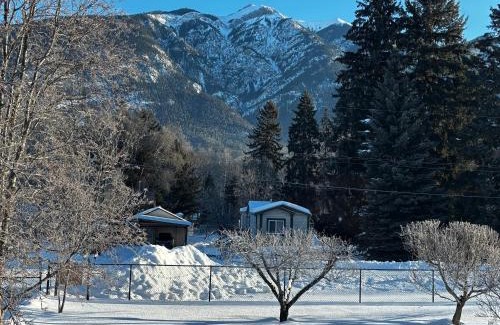 Golden Apartment | Amazing Views, Northern Lights, Stargazing Entire Guest Suite in Golden, BC Canada