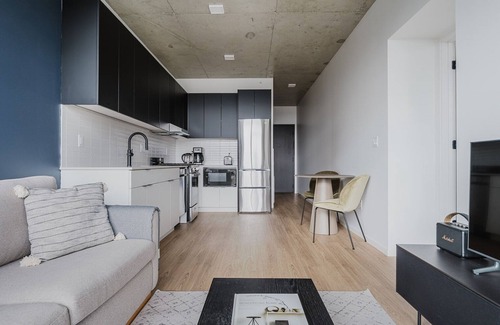 West Loop Apartment | Amazing W Loop 1BR w/Spa, W/D, Gym, Biz Center & A/C, by Blueground