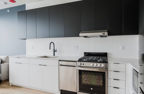 West Loop Apartment | Amazing W Loop 1BR w/Spa, W/D, Gym, Biz Center & A/C, by Blueground