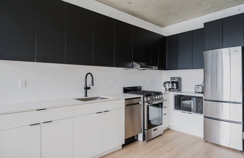 West Loop Apartment | Amazing W Loop 1BR w/Spa, W/D, Gym, Biz Center & A/C, by Blueground