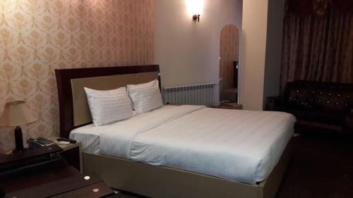 G-7 Sector Hotel | Ambassador Inn