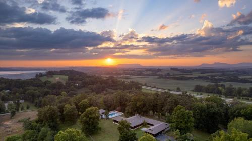 New Market House | Amber Escape by AvantStay 3 Unique Spaces Pool