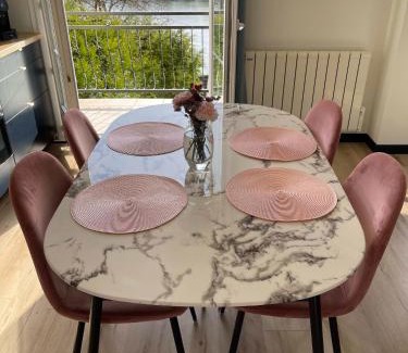 Thomery Apartment | Ambiance Seine, appartement surplombant la Seine -51 M2, Anémone-