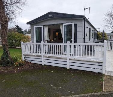 New Forest District Resort | Ambleside SHOREFIELD Holiday Park in Quiet cul de sac ENTERTAINMENT AND LEISURE PASSES INCLUDED