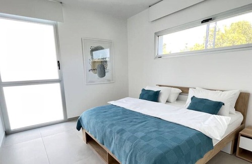 Aamchit Ski Chalet | Amchit Bay Beach Residences 2BR Rooftop w/ Jaccuzi