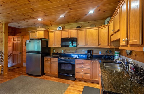 Boone Cabin | Amen Corner - Close to Boone! Hot Tub, Pet Friendly, Ping Pong, Foosball, Mountain Views