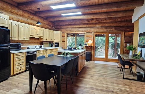 Marblemount House | American Alps Lodge-HotTub, EV Charger, Riverfront