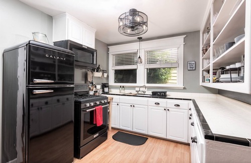 Lodi Cottage | American Oak Cottage | Pet Friendly | 6-min walk to Downtown Food, Wine, & More!