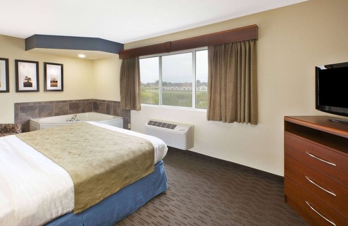 Bay City Hotel | AmericInn by Wyndham Bay City