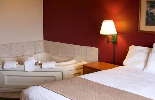 Manitowoc Hotel | AmericInn by Wyndham Manitowoc