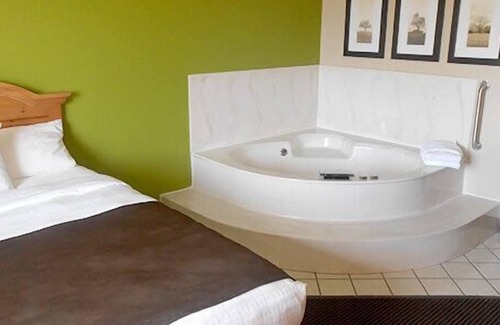 Manitowoc Hotel | AmericInn by Wyndham Manitowoc