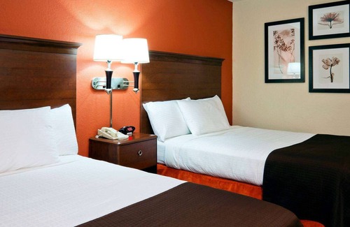 Manitowoc Hotel | AmericInn by Wyndham Manitowoc