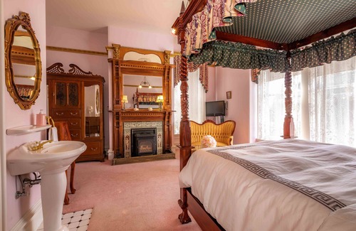 Rockland Bed & Breakfast | Amethyst Inn at Regents Park