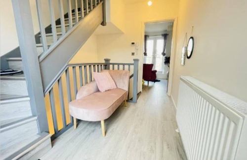 Cambridge House | Amethyst - Modern 4 Bedroom 2 Gardens Wi-Fi Sleeps 8