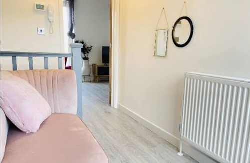 Cambridge House | Amethyst - Modern 4 Bedroom 2 Gardens Wi-Fi Sleeps 8
