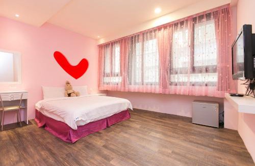 Hualien City Centre House | Amir B&B train station & elevator with parking lot