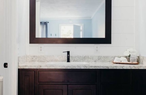 Byrdstown Bed & Breakfast | Amonette Bend Room, Lakeside Inn at Dale Hollow