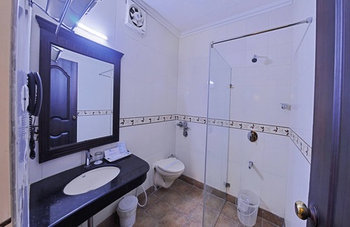Raja Annamalai Puram Hotel | AMS Raj Palace Sundar