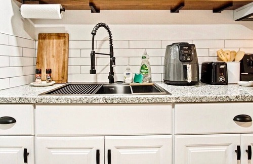 Central Oklahoma City Apartment | An affordable gem in the heart of OKC | Full Kitchen | Rain Shower