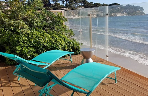 Sanary-sur-Mer Apartment | An exceptional location for this waterfront apartment in Sanary