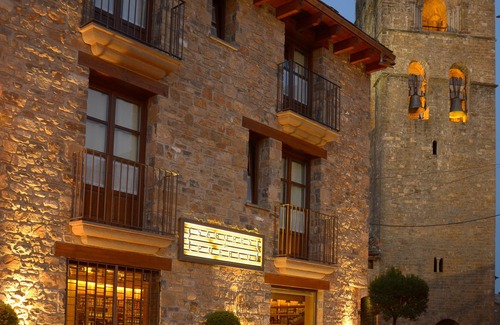 Ainsa Apartment | An immaculate apartment in old square of Ainsa