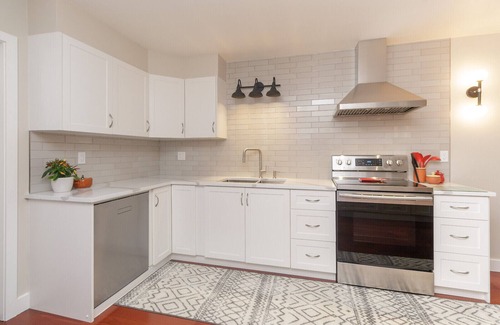 Gordon Head House | An oasis for families & Dog - Affordable Immaculate luxury - Fenced Yard!