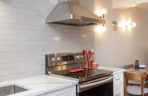 Gordon Head House | An oasis for families & Dog - Affordable Immaculate luxury - Fenced Yard!