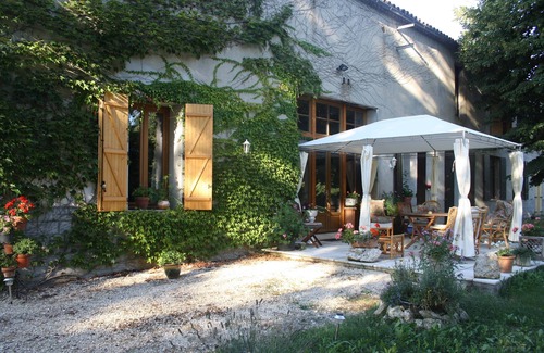 Duras Apartment | An Oasis Of Tranquillity. Wing of a lovely old house set in park-like grounds