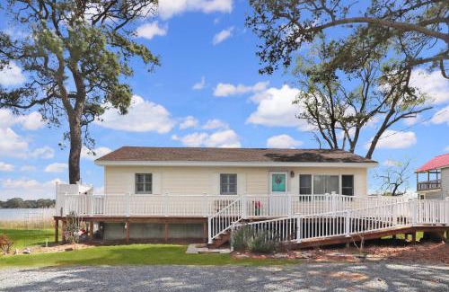 Deep Hole House | An Unfettered View - Beautiful ranch w/boat dock!