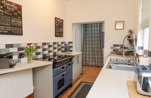Seahouses Cottage | ANCHOR COTTAGE (SEAHOUSES), pet friendly, with open fire in Seahouses