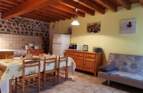 Arlempdes House | Ancien presbytère avec 3 chambres au pied d'une forteresse médiévale - FR-1-582-113