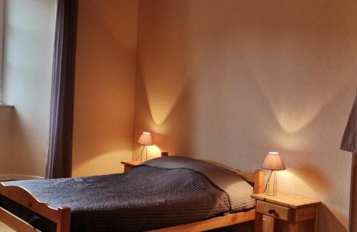 Arlempdes House | Ancien presbytère avec 3 chambres au pied d'une forteresse médiévale - FR-1-582-113