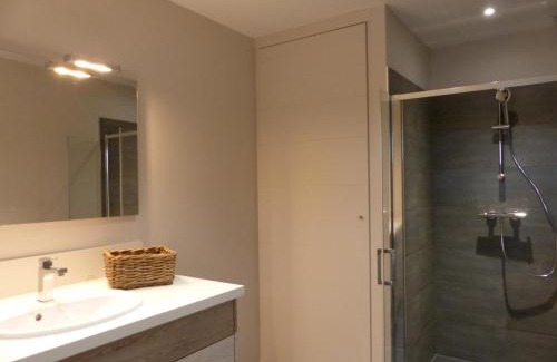 Chapeau House | Ancienne étable rénovée avec terrasse et déco scandinave - près du parc Le Pal - FR-1-489-79