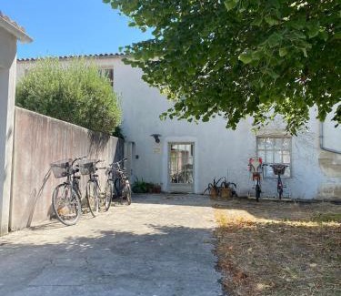 Saint-Denis-d'Oleron House | Ancienne Colonie dans le centre de St Denis d'Oleron