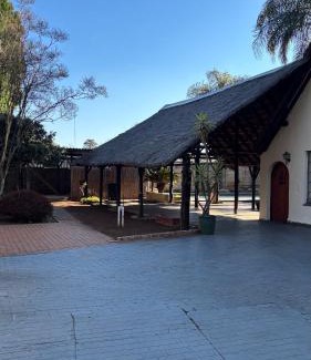 Kempton Park House | Aneiwa airport lodge