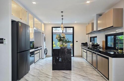 Chang Phueak Villa | Ang Kaew Pool Villa 4BR 5 Min Drive to Nimmanhemin