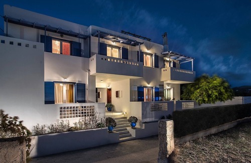 Adamas House | Angelica's "Lux" Room in Adamas