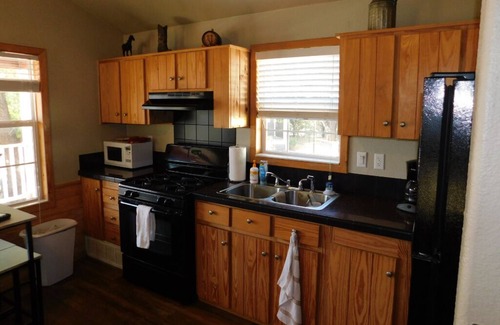 Hudson Bend Cottage | Angelina Cabin: heated pool & hot tub, quiet & relaxing