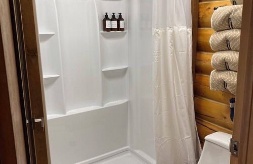 Tok Cabin | Angler Cabin-Modern Comfort in the Last Frontier (For families or casual travelers)