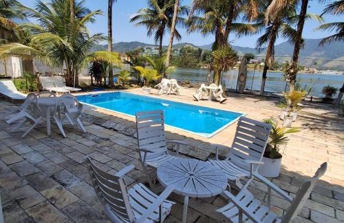 Caieira House | ANGRA CASA 6 SUITES PONTA DOS UBÁS - Mar Piscina Deck Churrasqueira Jogos