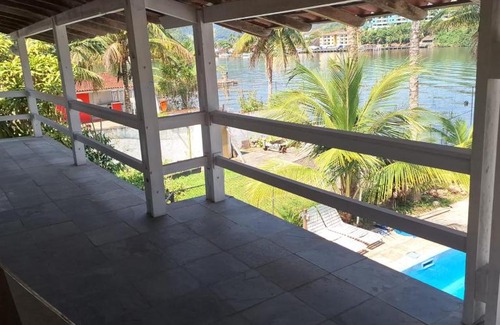 Caieira House | ANGRA CASA 6 SUITES PONTA DOS UBÁS - Mar Piscina Deck Churrasqueira Jogos