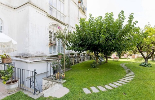 Meta Villa | Anthea Suite in Cacace Palace with garden, near the sea and the station