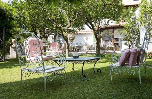 Meta Villa | Anthea Suite in Cacace Palace with garden, near the sea and the station