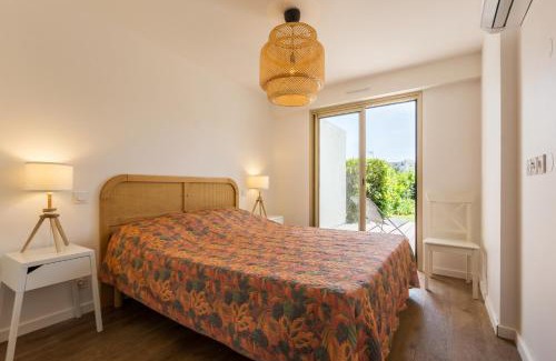 Plaine de la Brague Apartment | Antibes Rez de Jardin, grande terrasse dans résidence avec piscine