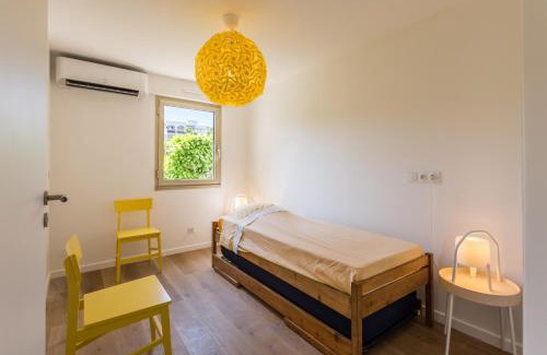 Plaine de la Brague Apartment | Antibes Rez de Jardin, grande terrasse dans résidence avec piscine