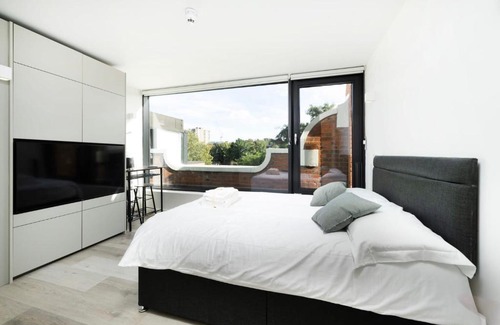 Peninsula Apartment | Antigallican in London