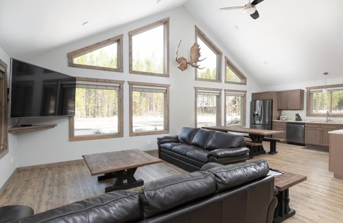 Valemount House | Antler Ridge Cabin Rental - Pet Friendly!