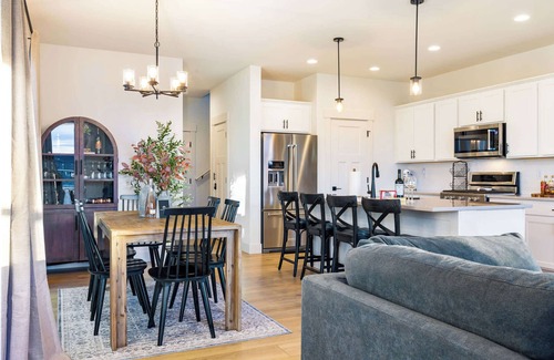 Bozeman House | Antler's Peak | Bridger Views & Close to Airport