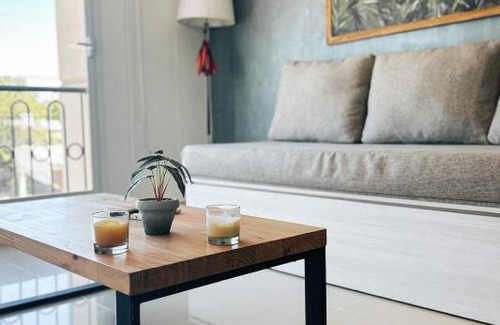Rio Cuarto Apartment | Apart France - Un dormitorio con gim, piscina y estacionamiento